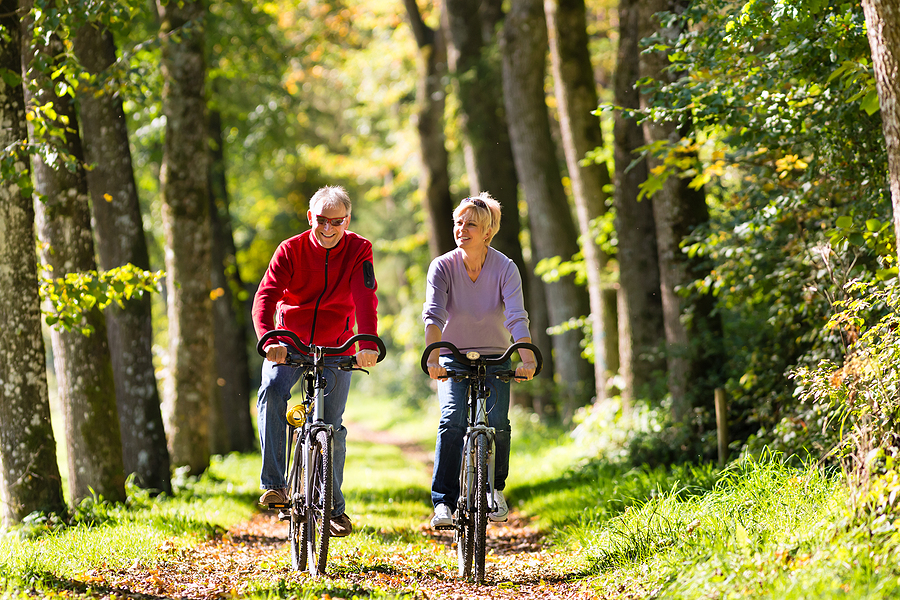 Active senior couple enjoying time outdoors, representing the vibrant lifestyle possible in both independent and assisted living communities in Collierville, TN.